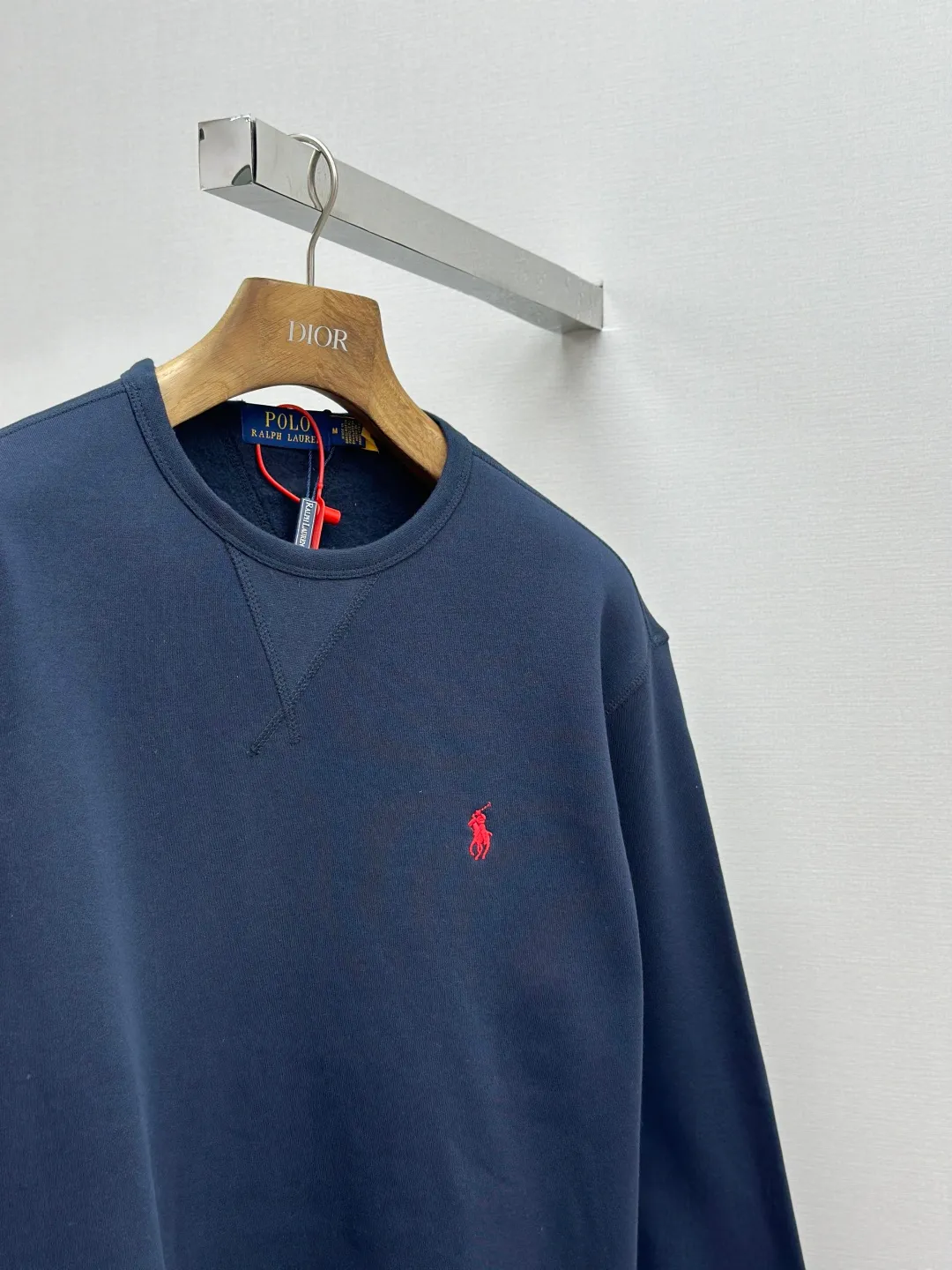 P290 [Same-origin fabric, exclusive new style, first choice for old money] Ralph Laure Ralph Lauren embroidered long-sleeved sweatshirt is made of cotton blended fabric, which is soft and tough to the touch. It has been finely spun and pre-shrunk, making it comfortable to the touch and not easy to deform. You don’t have to worry about shrinkage or pilling for daily wear and washing, and the texture is stable and online! The pony embroidery on the chest, despite the small size, has fine stitches and every stitch is perfectly stitched. The embroidery thread is pure in color and high in fastness. It is simple and high-end, highlighting the brand's iconic exquisite craftsmanship! The neckline is a classic round neck design, with an exquisite small V-shaped splicing design at the bottom. The workmanship is particularly neat, and the stitching in the circle is straight and even, without any distortion. It will not become loose and deformed after being worn for a long time. It fits the neck without being tight, and it is full of comfort! Scan the QR code on the label to enter the official website directly! It’s like adding an “identity pass” to clothes, and the quality is directly visualized ‼ ️ Size: S-XL